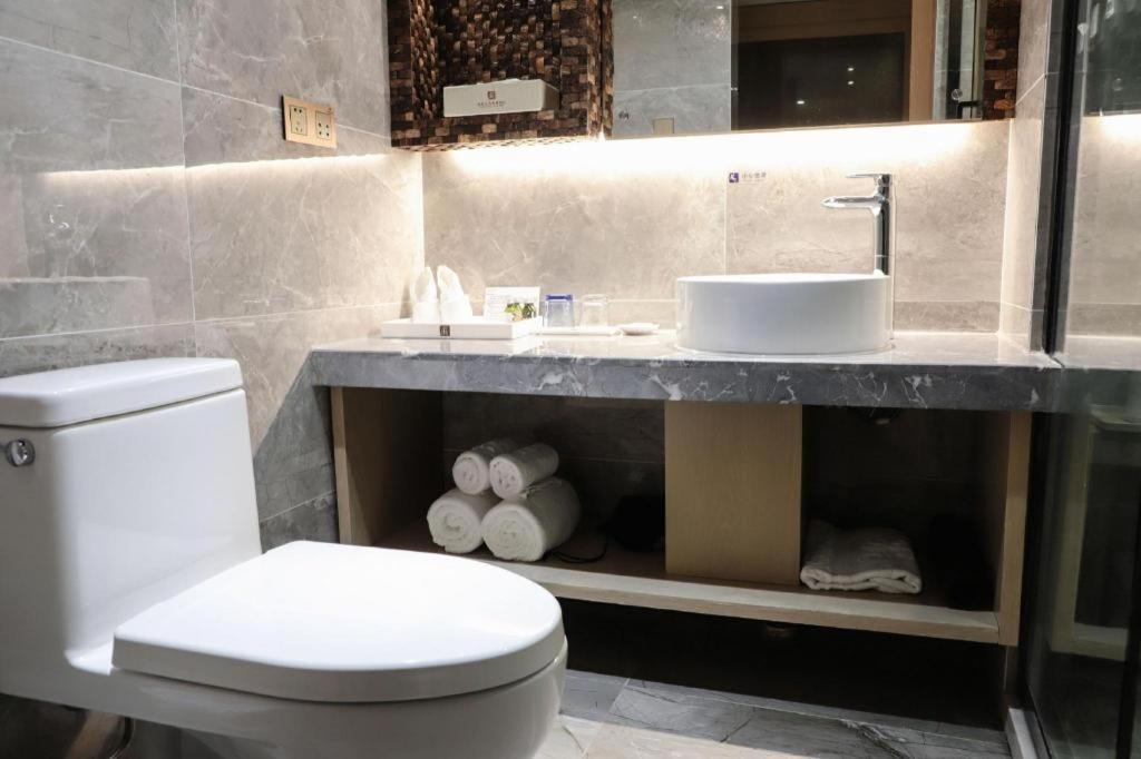 Excemon Beach Hotel Beihai Bagian luar foto