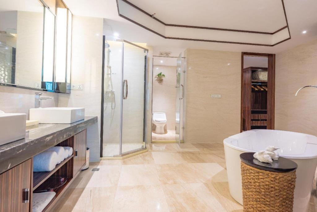 Excemon Beach Hotel Beihai Bagian luar foto