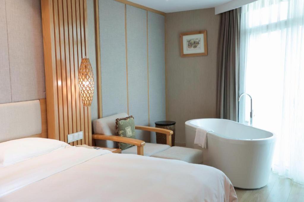 Excemon Beach Hotel Beihai Bagian luar foto